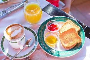 friska frukost i restaraunt tillflykt utomhus- foto