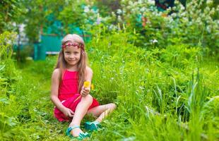 liten förtjusande flicka under sommar semester foto