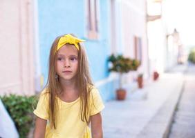 förtjusande liten flicka utomhus under sommar semester foto