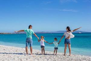 lycklig familj under sommarstrandsemester foto