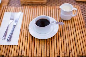 utsökt och gott kaffe med mjölk för frukost på utomhus- Kafé foto
