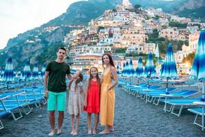 familj i främre av positano på de amalfi kust i Italien i solnedgång foto