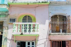 Havanna, kuba - april 14, 2017 äkta se av gammal övergiven hus i havana foto