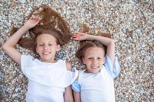 liten flickor har roligt på tropisk strand under sommar semester foto