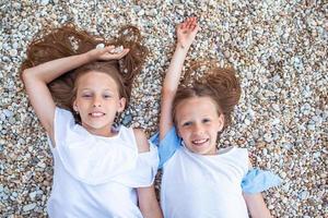 liten flickor har roligt på tropisk strand under sommar semester foto