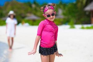 bedårande liten flicka på stranden under sommarlovet foto