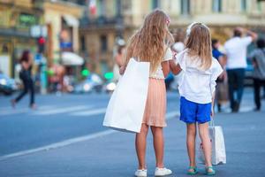 förtjusande mode liten flickor utomhus i europeisk stad foto