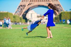 förtjusande flicka och Lycklig mor i paris bakgrund eiffel torn foto