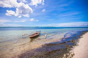 små fiske båt på de vit tropisk strand foto