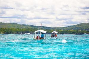 stor katamaran i turkos öppen hav nära bohol ö foto