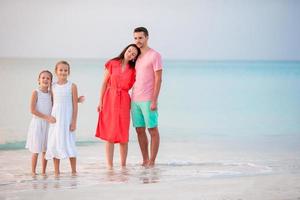 ung familj på strand semester foto