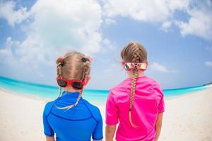porträtt av tillbaka av barn har roligt på tropisk strand under sommar semester foto