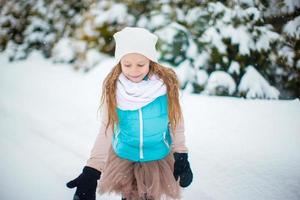 porträtt av förtjusande liten flicka utomhus på vinter- dag foto