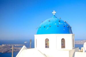 blå famouse kupol kyrka på firostefani på santorini ö foto