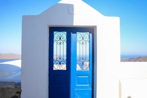 typisk blå dörr med trappa. santorini ö, grekland foto