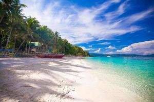 tropisk strand med vit sand och en liten båt foto