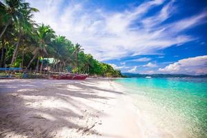 idealisk tropisk strand med turkos vatten och vit sand foto