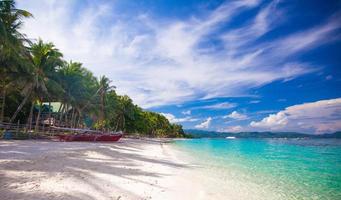 tropisk strand med vit sand och en liten båt foto