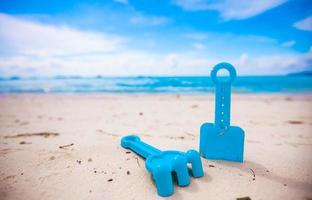 sommar barn strand leksaker i de vit sandig strand foto