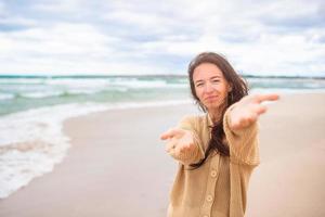 ung kvinna på de strand i de storm foto