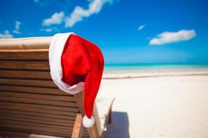 santa hatt på stol longue på tropisk karibiska strand foto