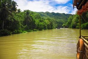 tropisk loboc flod, blå himmel, bohol ö, filippinerna foto