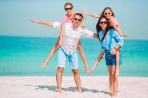 Foto av Lycklig familj har roligt på de strand. sommar livsstil