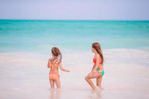 barn ha en massa av roligt på tropisk strand spelar tillsammans foto