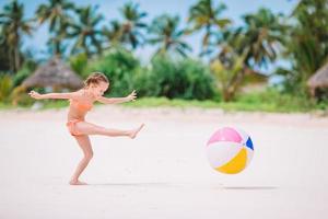 ung skön flicka har roligt på tropisk stranden. foto