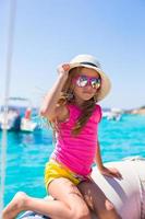 söt liten flicka njuter segling på båt i de hav foto