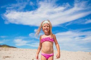 förtjusande liten flicka njuter tropisk strand semester foto