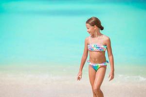 förtjusande liten unge på de strand foto