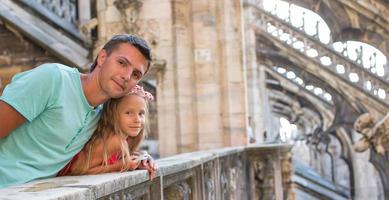 förtjusande liten flicka med far på de taket av Duomo, milano, Italien foto