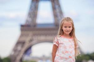 förtjusande liten flicka i paris bakgrund de eiffel torn under sommar semester foto