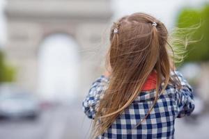 liten flicka tar en Foto med telefon på de mästare elysees i paris