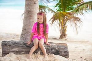 söt liten flicka i trevlig baddräkter ha roligt på tropisk carribean stranden, Mexiko foto