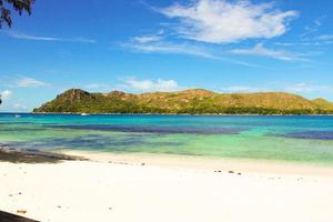 landskap av skön exotisk tropisk strand med turkos vatten foto