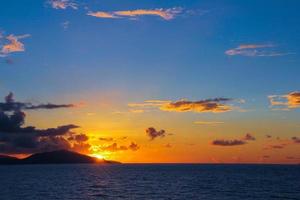 Fantastisk färgrik solnedgång i Seychellerna foto