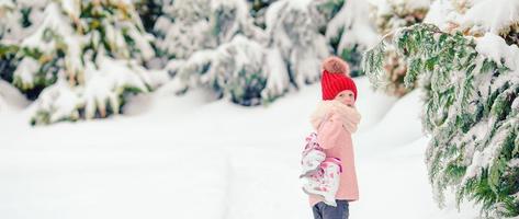 söt liten unge flicka är gående skridsko utomhus. foto