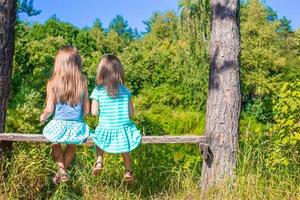 liten förtjusande flickor utomhus på sommar tid foto