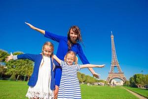 liten förtjusande flickor och Lycklig mor över de eiffel torn bakgrund foto