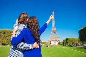 ung Lycklig par på de mästare de fördärvar i paris bakgrund de eiffel torn foto