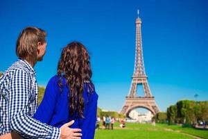 familj semester på de mästare de fördärvar i paris bakgrund de eiffel torn foto