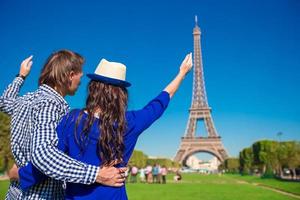 ung Lycklig par på de mästare de fördärvar i paris bakgrund de eiffel torn foto