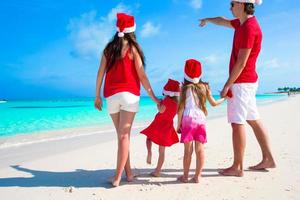 lycklig familj på vit strand under sommarlovet foto