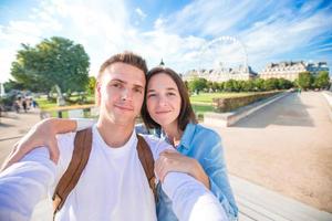 Lycklig ung par tar selfie i paris på europeisk semester foto