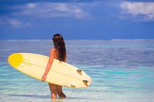 vacker surfer kvinna surfar under sommarlovet foto