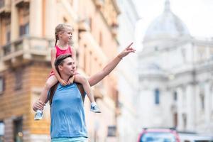 Lycklig far och liten förtjusande flicka i rom under sommar italiensk semester foto