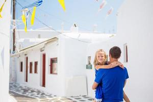 familj i Europa. Lycklig far och liten förtjusande flicka i mykonos under sommar grekisk semester foto