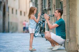 Lycklig far och liten förtjusande flicka i rom under sommar italiensk semester foto